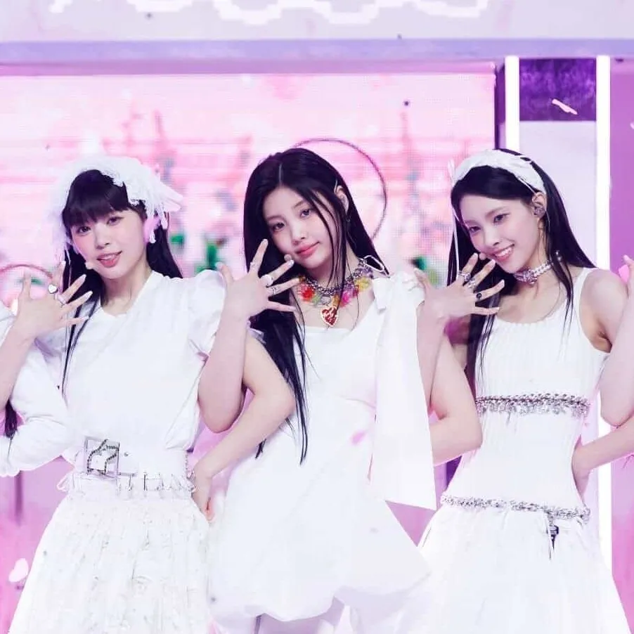 chat with ai character: ILLIT