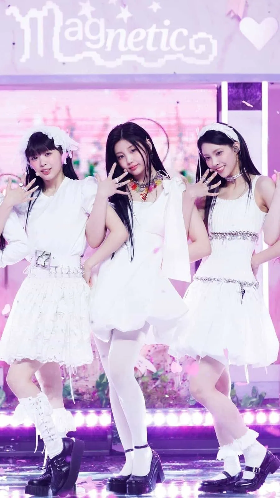 ai character: ILLIT background