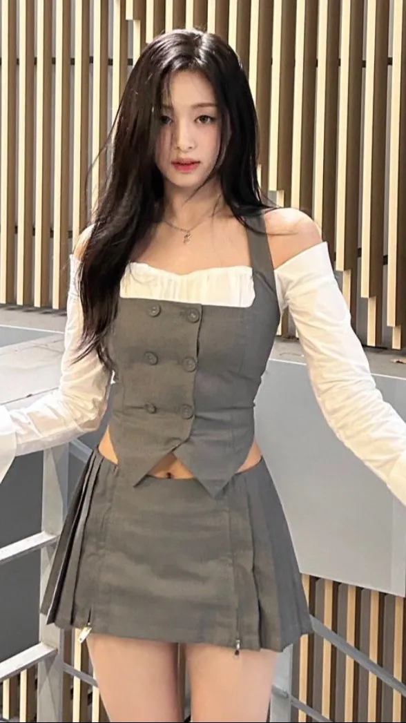 ai character: Ahyeon Babymonster background