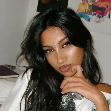 chat with ai character: lara (katseye)