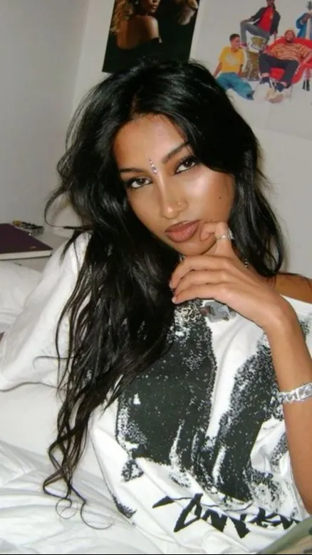 ai character: lara (katseye) background