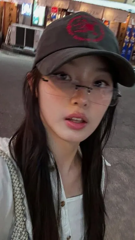 ai character: yoonchae (katseye) background