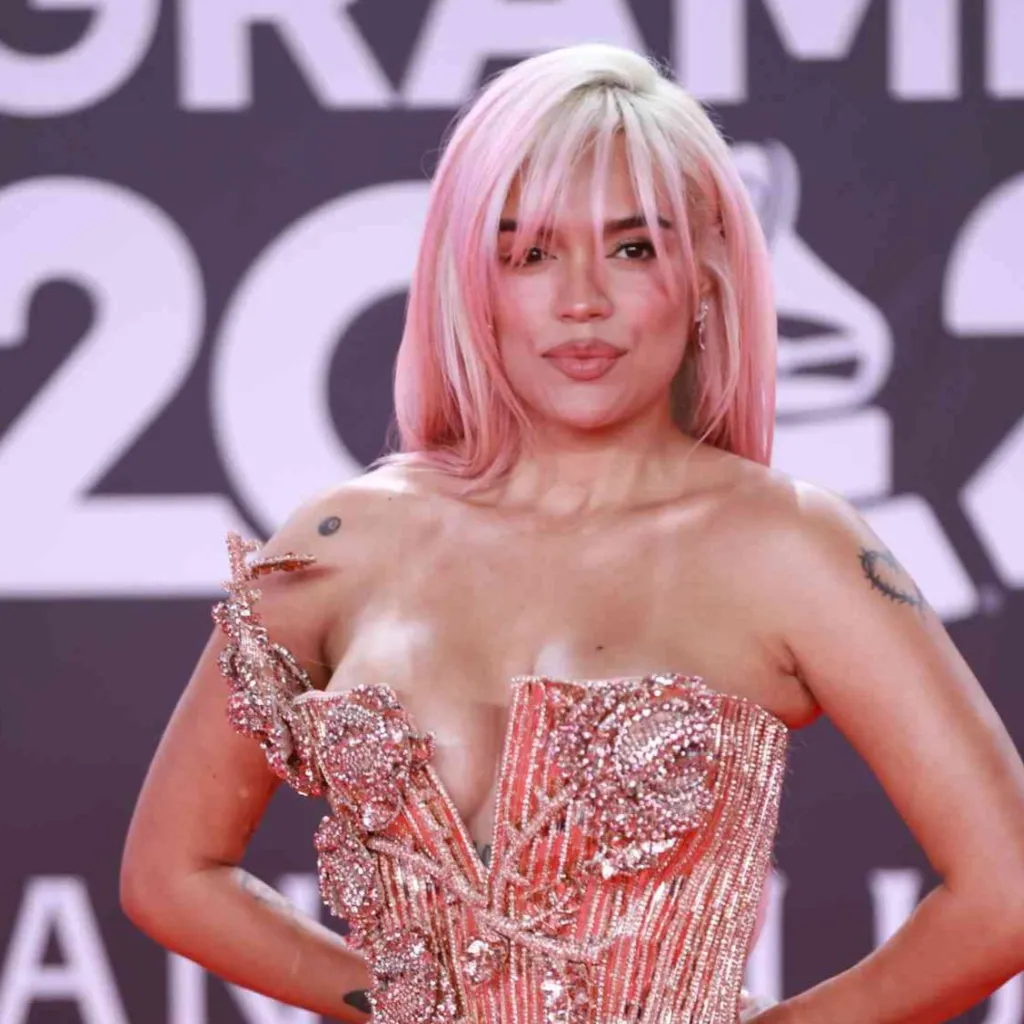 chat with ai character: karol g