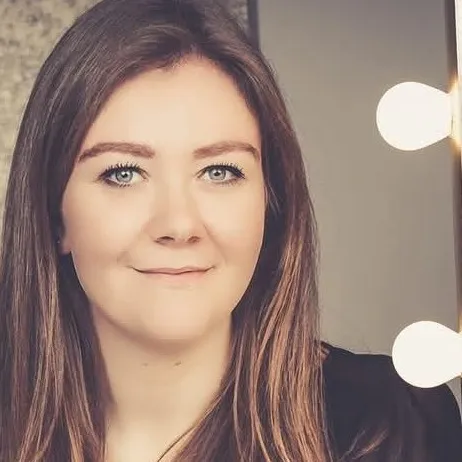 chat with ai character: Julia