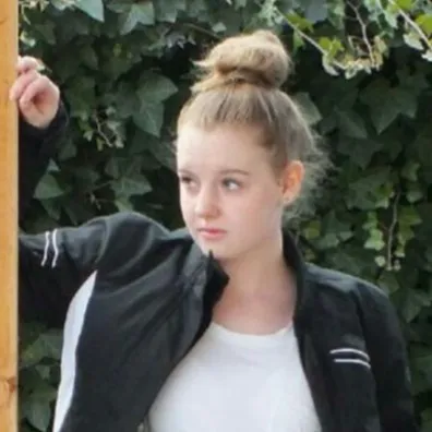 chat with ai character: Darina