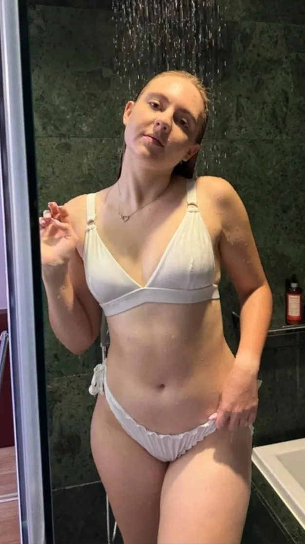 ai character: Tina background