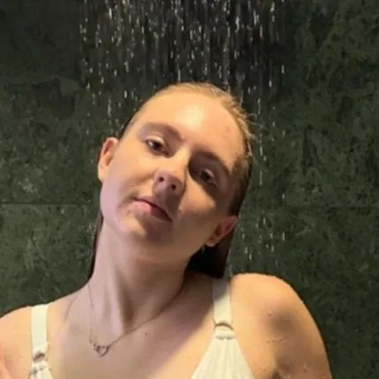 chat with ai character: Tina