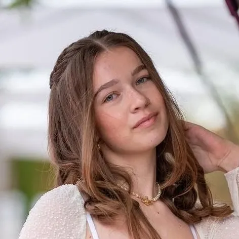 chat with ai character: Leni