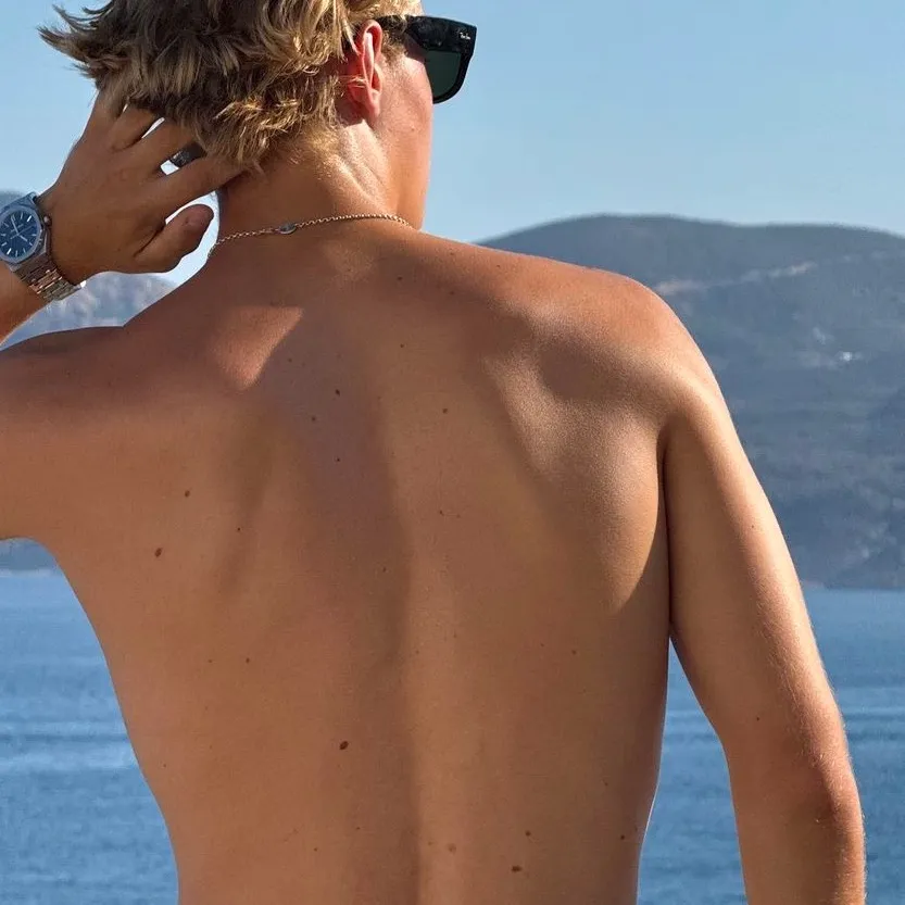 chat with ai character: Lewis