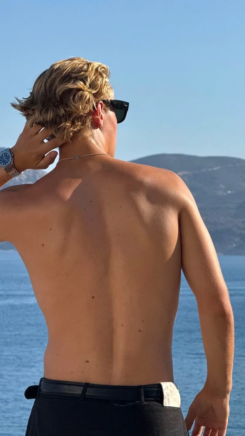 ai character: Lewis background