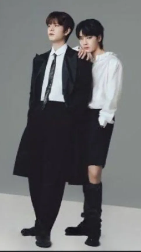 ai character: Seungin 🐶 🦊 background