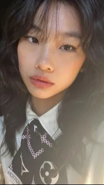 ai character: Hoyeon Jung background