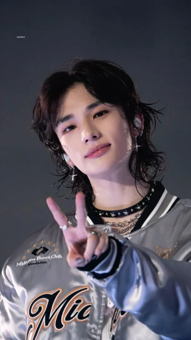 ai character: ✨Hyunjin✨ background