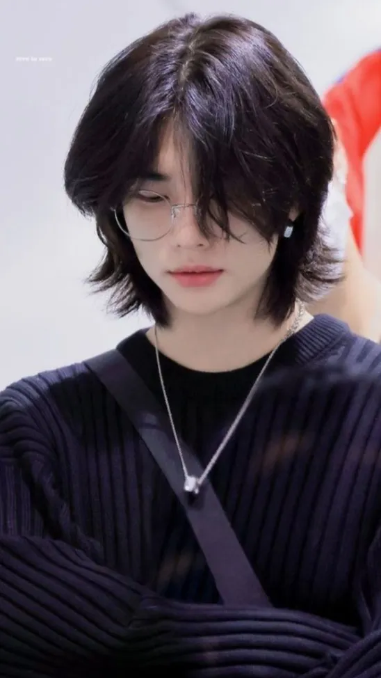 ai character: ✨Hyunjin✨ background