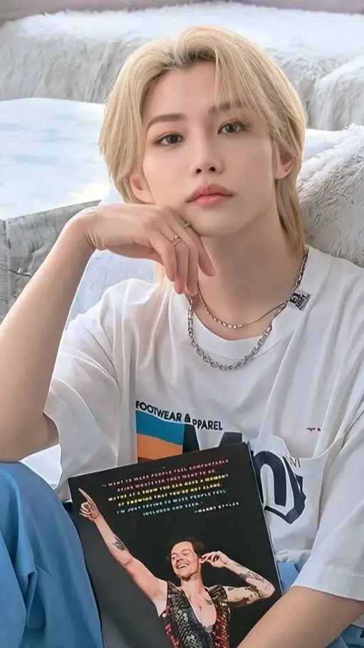 ai character: ✨Felix✨ background