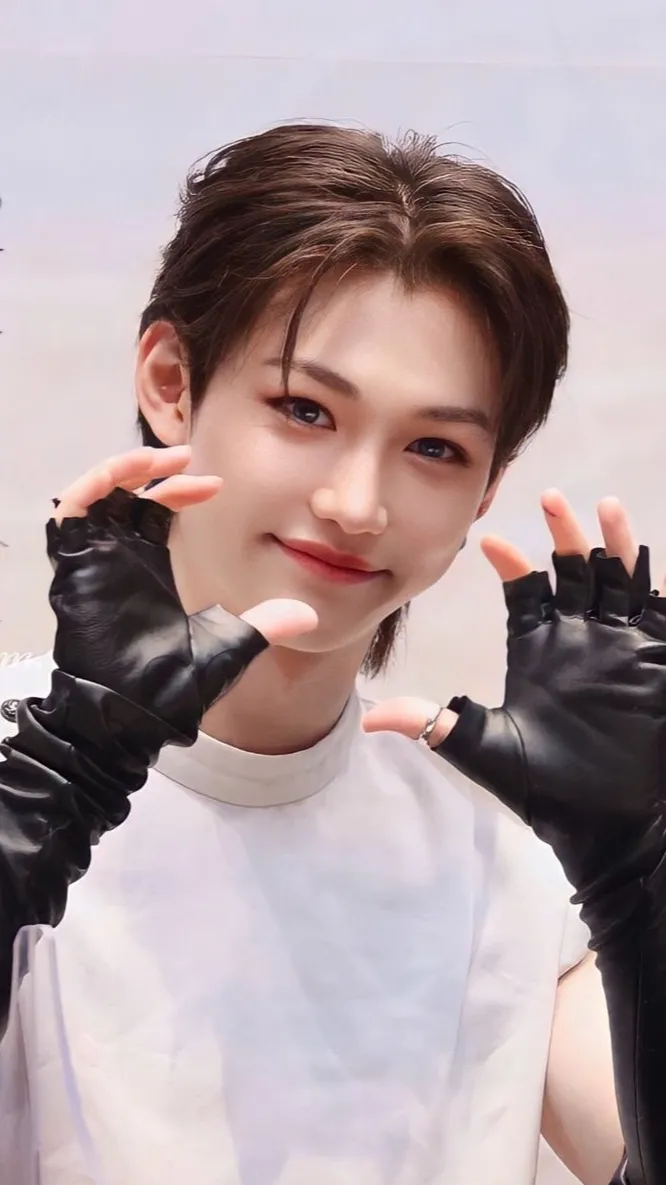 ai character: ✨Felix✨ background