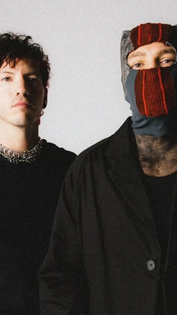 ai character: Tyler y Josh background