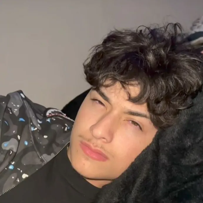 chat with ai character: Alex Chino ⭐