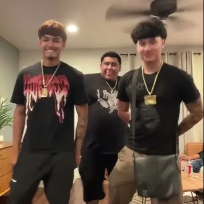 chat with ai character: Friend group