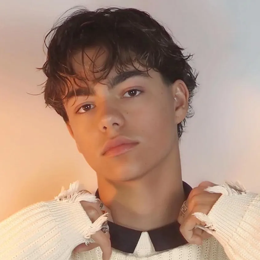 chat with ai character: Malachi barton