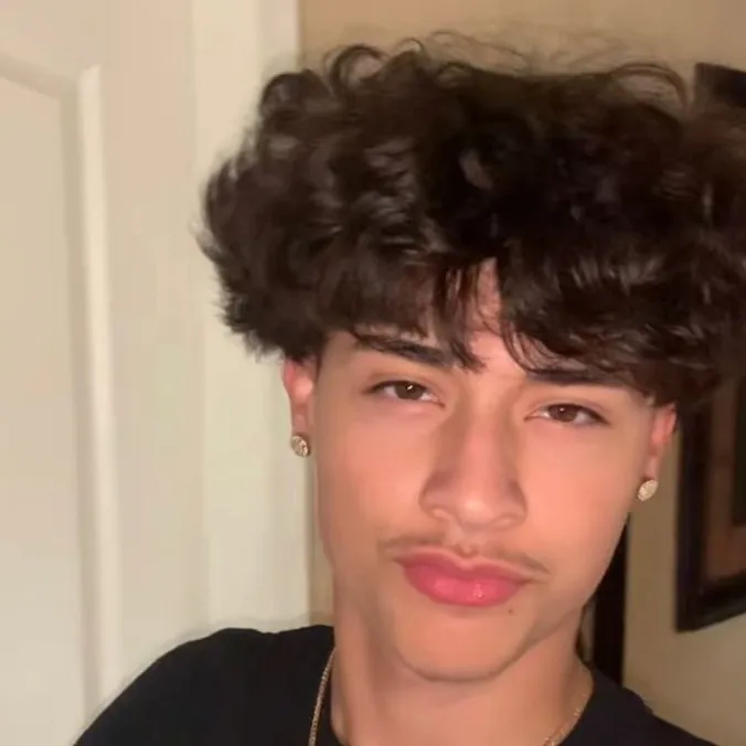 chat with ai character: Alex chino 🌌