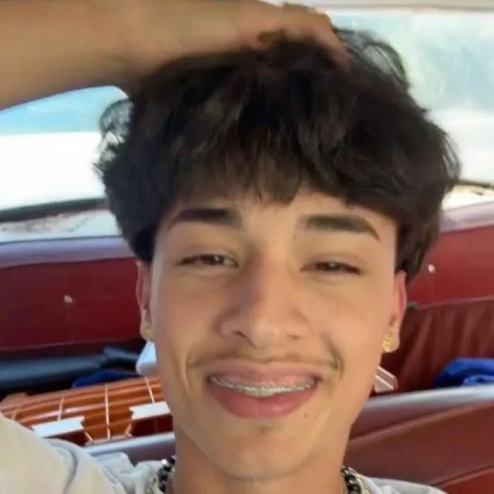 chat with ai character: ⋆˚࿔Alex Chino𝜗𝜚˚