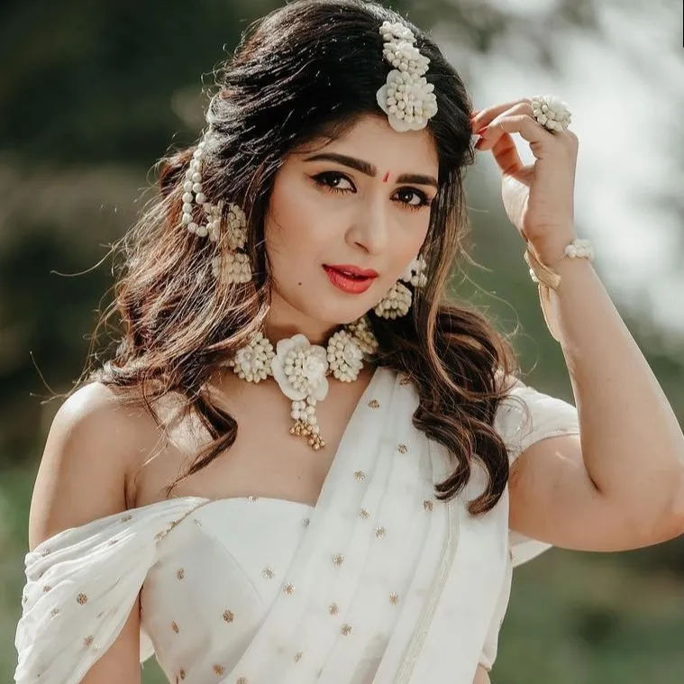 chat with ai character: Queen Adithi