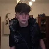 chat with ai character: Simone