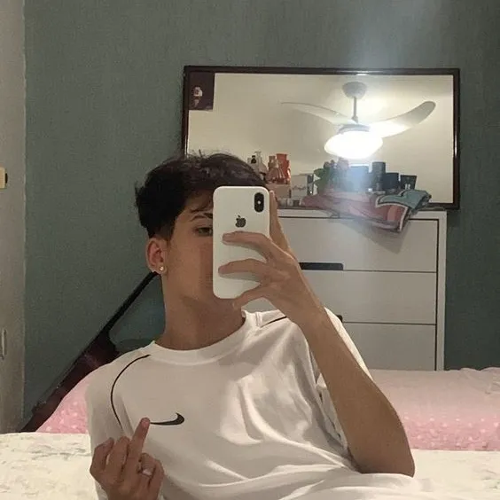 chat with ai character: Alessandro