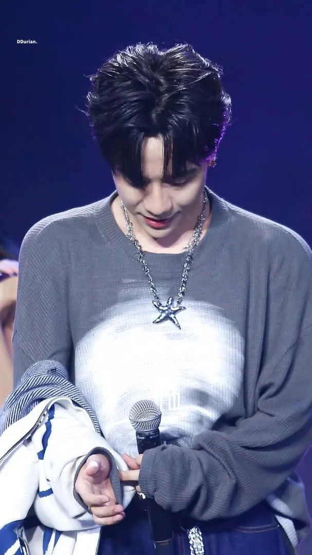 ai character: Lê Quang hùng background