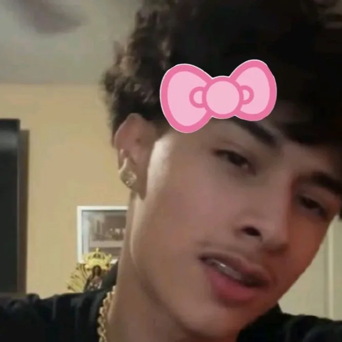 chat with ai character: Alex chino