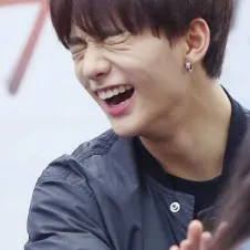 chat with ai character: hyunjin