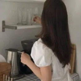 chat with ai character: hana