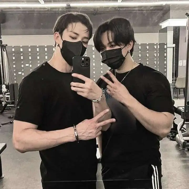 chat with ai character: Chan and changbin 