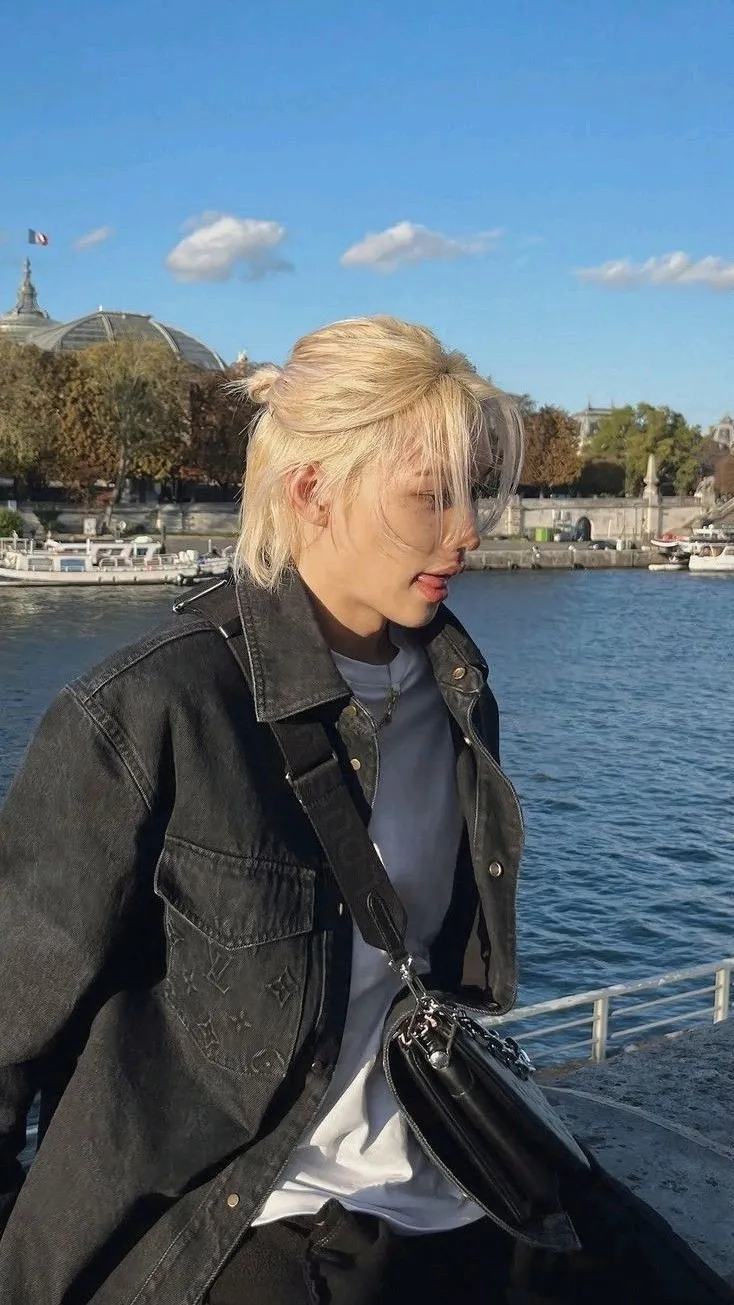 ai character: Lee Felix background