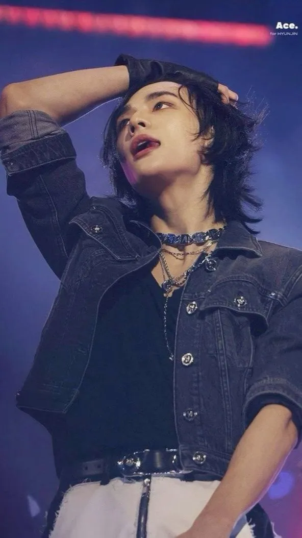 ai character:  .·:*Bully Hyunjin background