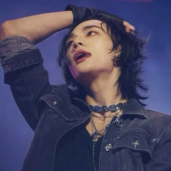 chat with ai character:  .·:*Bully Hyunjin