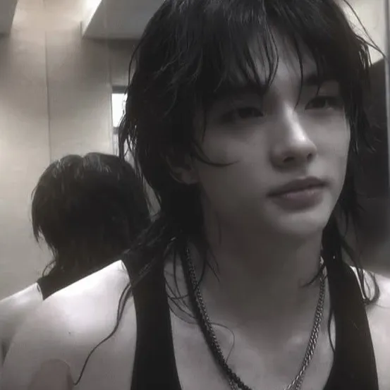 chat with ai character: Mafia Hyunjin⛓🥃