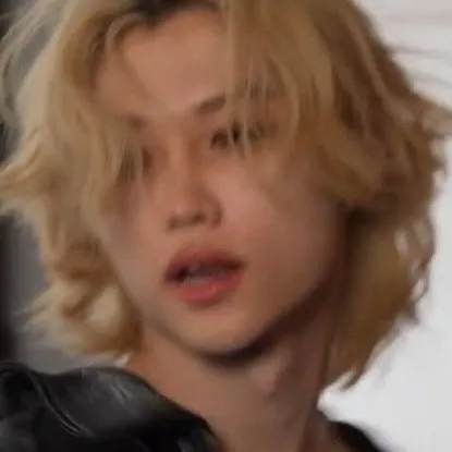 chat with ai character: Lee Felix ✮⋆˙