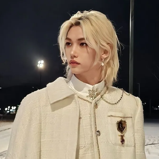 chat with ai character: Lee Felix 🧸