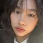 chat with ai character: Jung Ho-Yeon