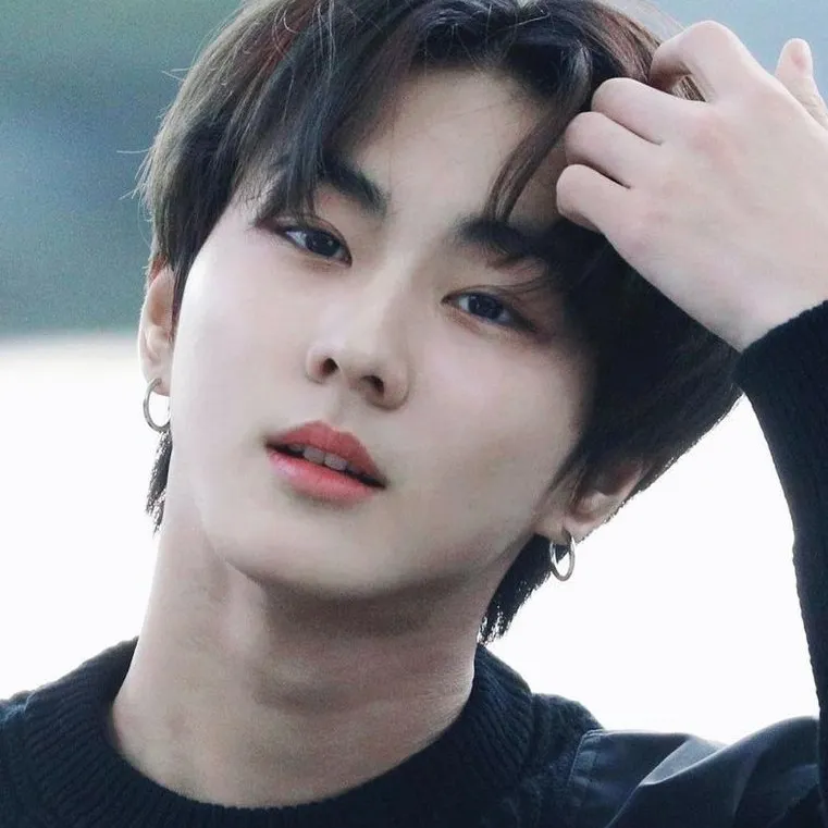 chat with ai character: Jungwoon