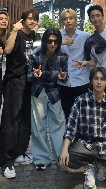 ai character: Xdinary Heroes background