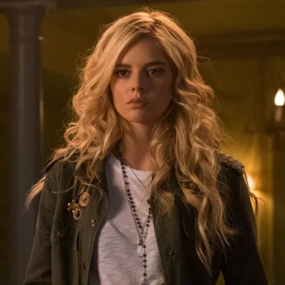 chat with ai character: Bee