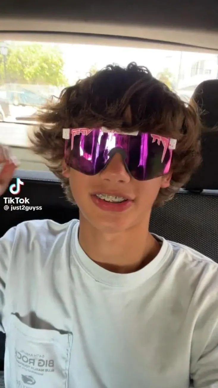 ai character: Leo background