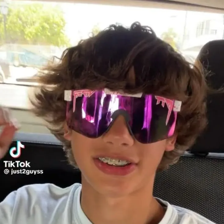 chat with ai character: Leo