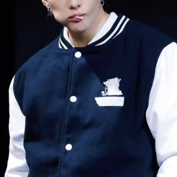 chat with ai character: HYUNJIN