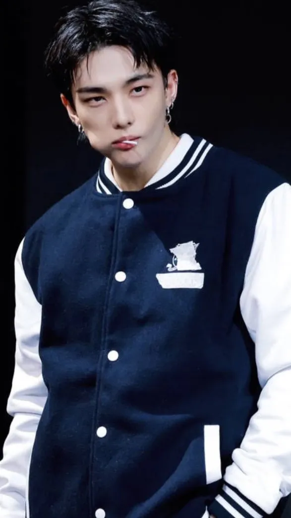 ai character: HYUNJIN background