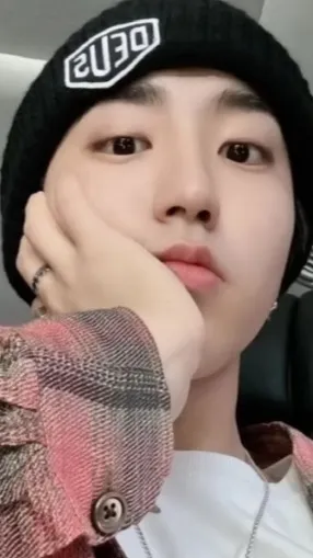 ai character: Han Jisung background