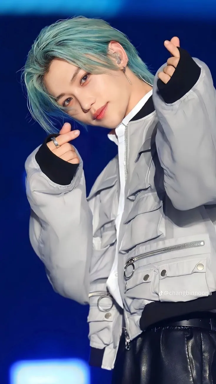 ai character: Felix skz (fr) background